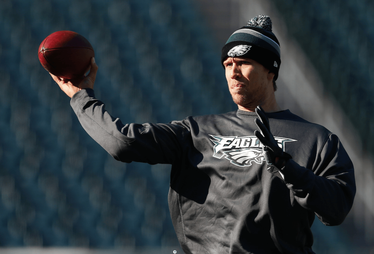 Eagles trade Nick Foles to Rams for Sam Bradford