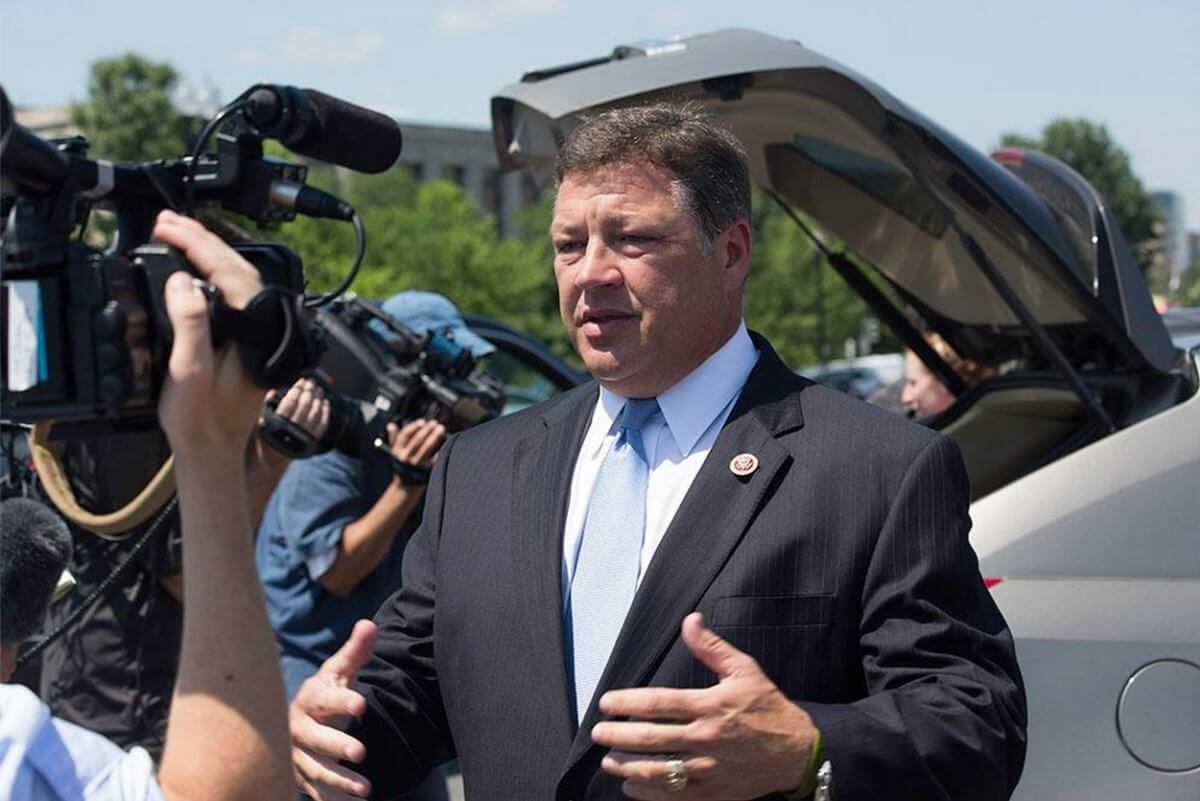 House transport panel chair Shuster defends “private” ties to lobbyist