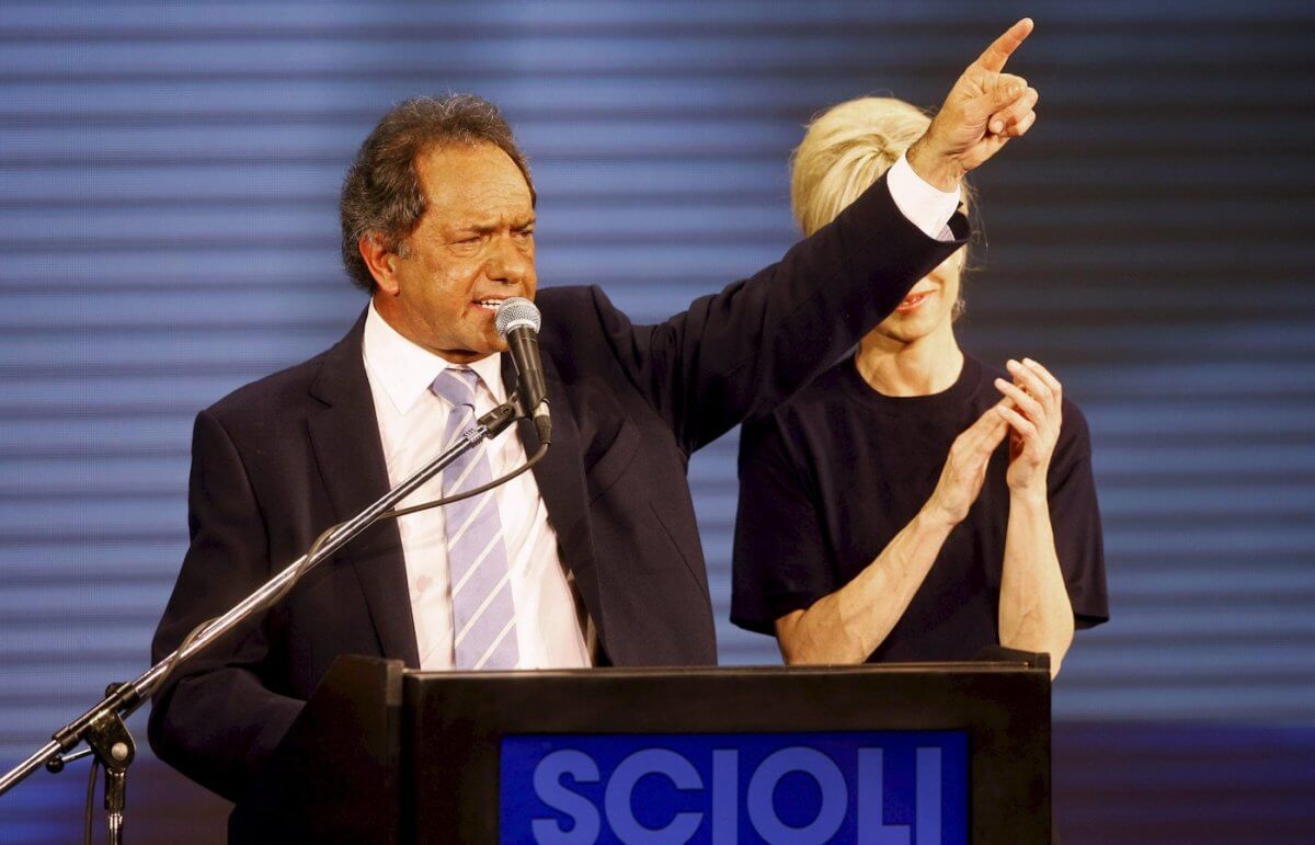 Argentine front-runner Scioli would seek bond holdout deal: advisor