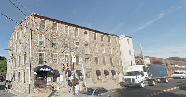 Fight leads to stabbing at Philly bar