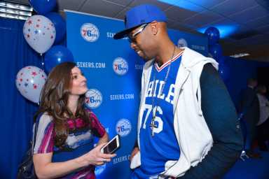 Meek Mill surprises Montell Jordan at Sixers game