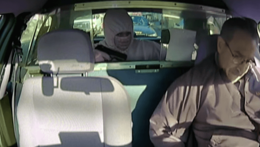 Man tries to rob cabbie with cop right behind him: Video