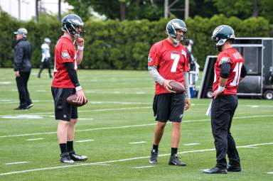 Nothing but love in Eagles quarterbacks’ room, players say