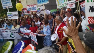Thousands of clean energy supporters shut down Center City in first march of