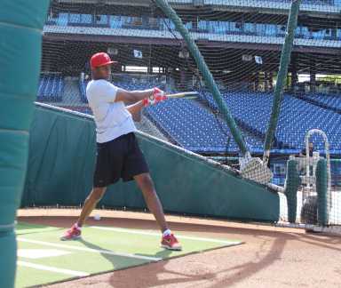 PHOTOS: Flyers’ players collect hits with a baseball bat during Phillies BP