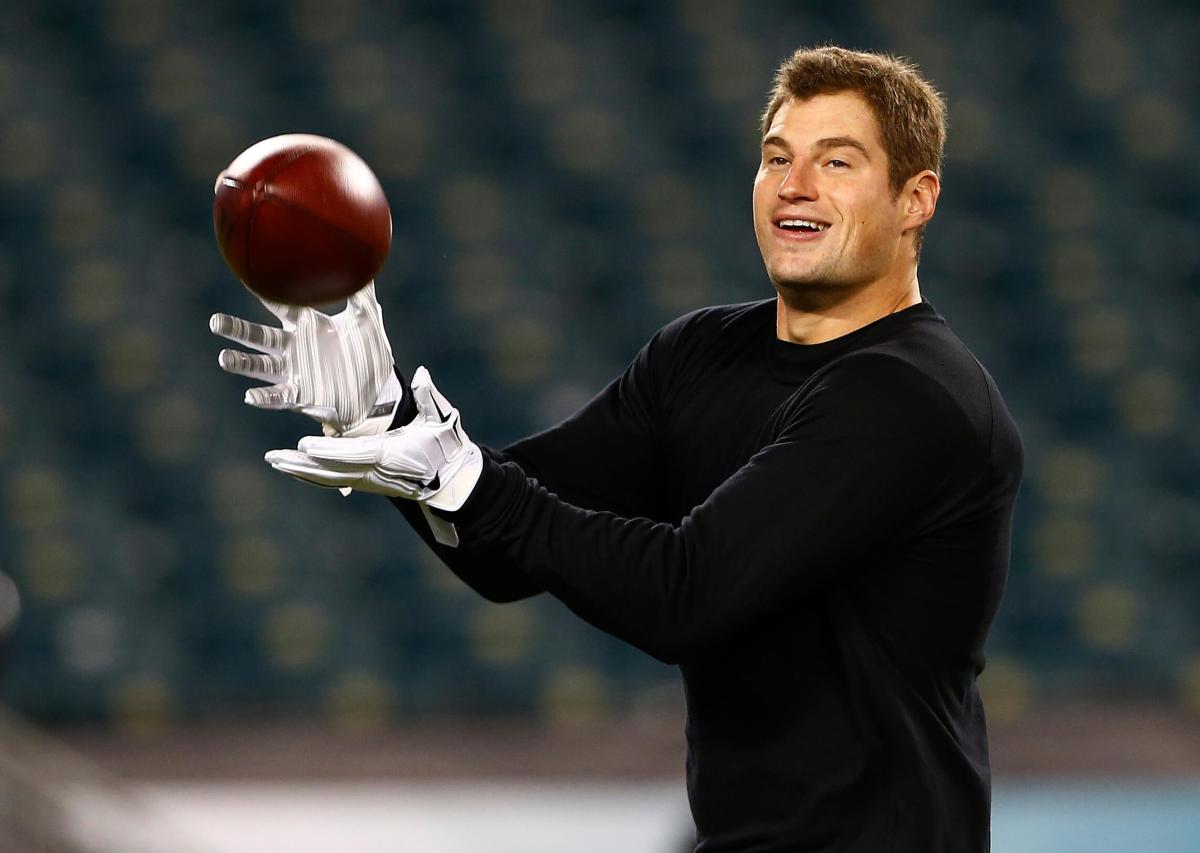 Brent Celek takes pay cut, Eagles still way over cap