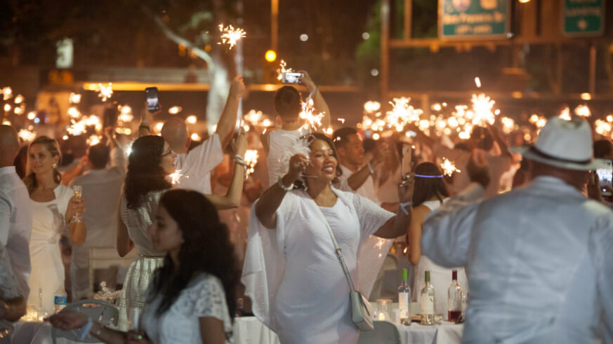 Photos: Diner en Blanc 2017 Philadelphia at Franklin Square | Kate Raines of Plate Photography