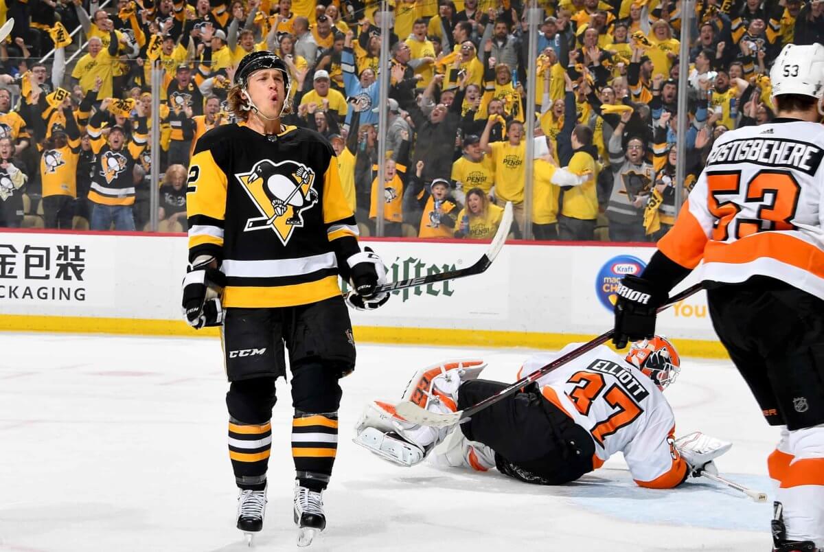 Penguins score touchdown, beat up on Flyers to open series
