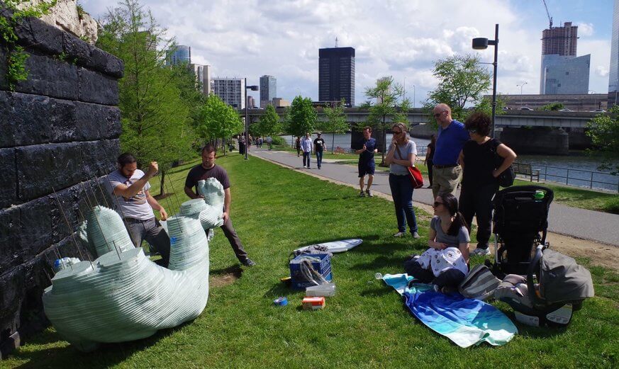 Sculptor Miguel Antonio Horn works in front of an audience. | Nick Kulish