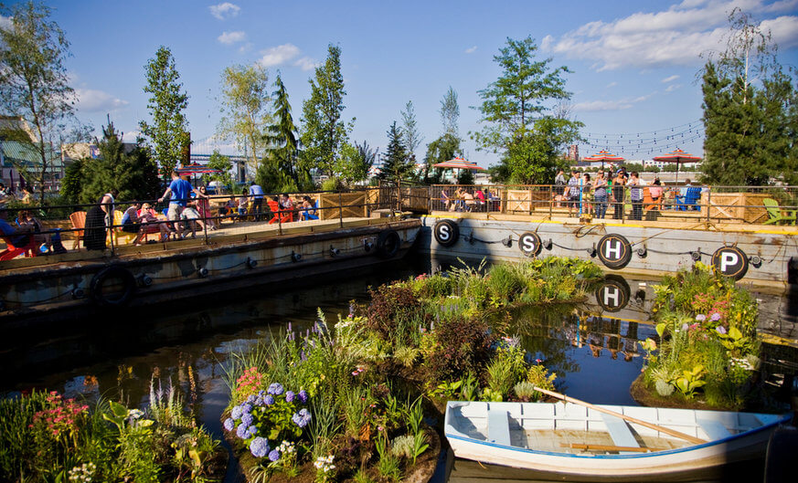Spruce Street Harbor Park is a great place to relax in the summer. | M. Edlow for Visit Philadelphia