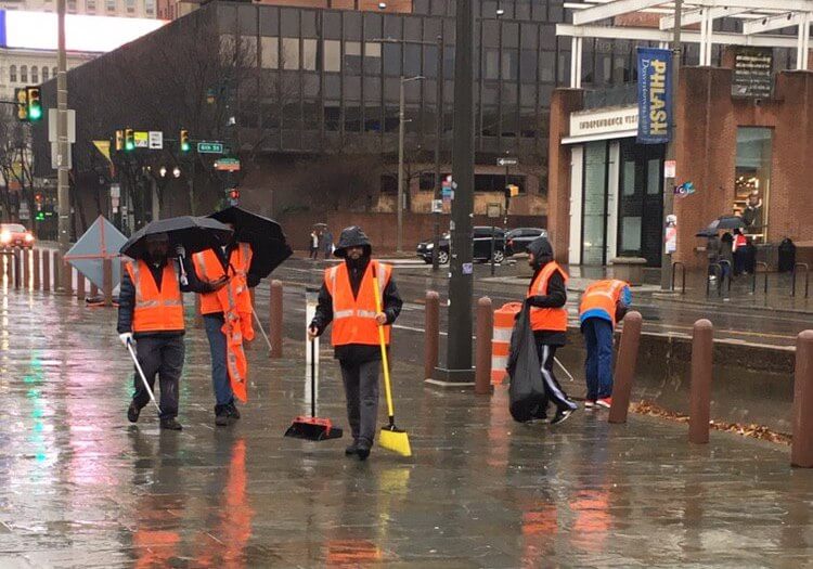 Philly’s Independence Mall cleaned up by Ahmadi Muslims during federal shutdown