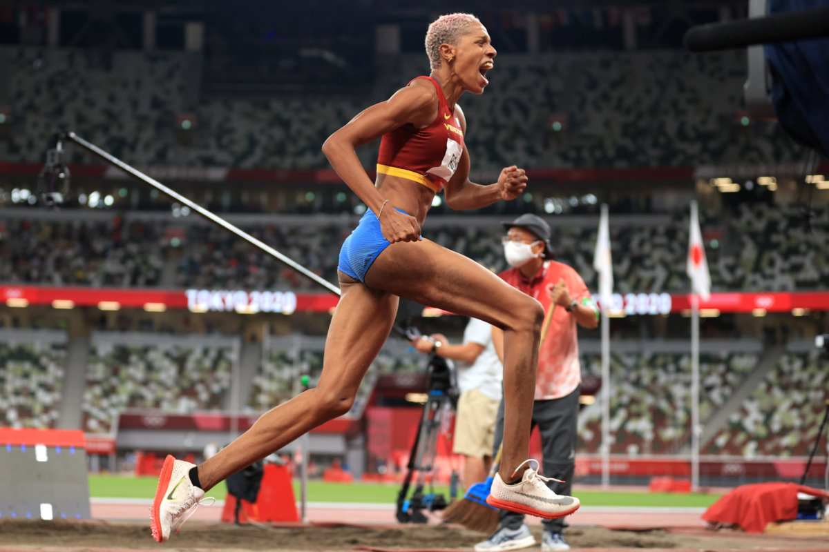 Venezuela’s Rojas smashes women’s triple jump world record to take gold
