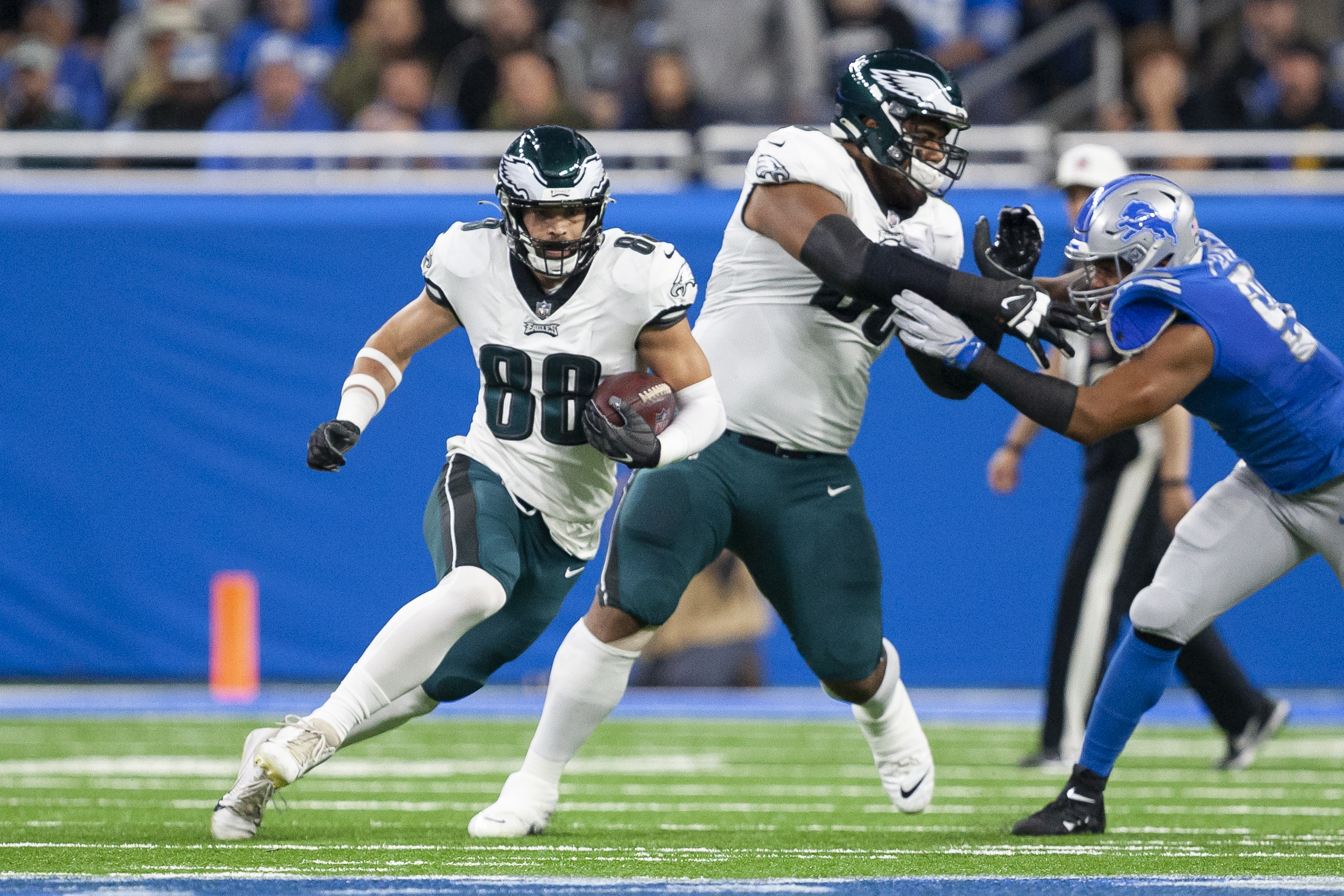 Eagles TE Dallas Goedert Suffers Severe Shoulder Injury on 'MNF