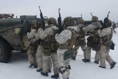 Ukrainian service members of the Air Assault Forces attend military drills in Lviv region