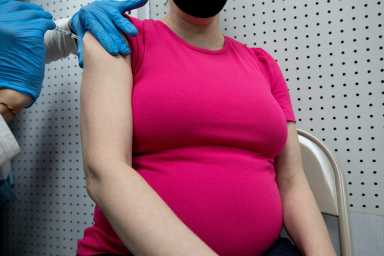 FILE PHOTO: Pregnant women receive the COVID-19 vaccine in Schwenksville, Pennsylvania