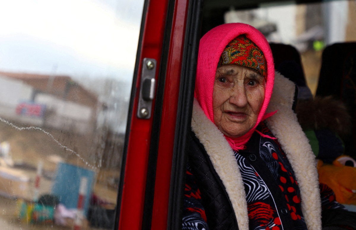People fleeing Russia’s invasion of Ukraine arrive border checkpoint in Medyka