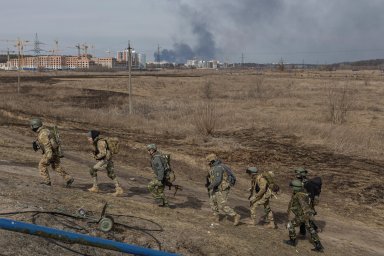 People fleeing the town of Irpin outside of Kyiv