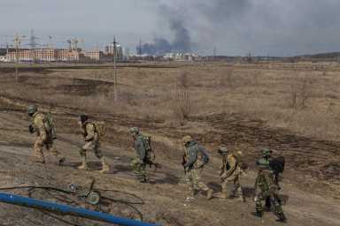 People fleeing the town of Irpin outside of Kyiv