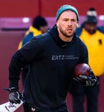 954px-Zach_Ertz_2019_(cropped)