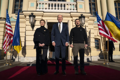 Biden poses for photo with Zelenskyy