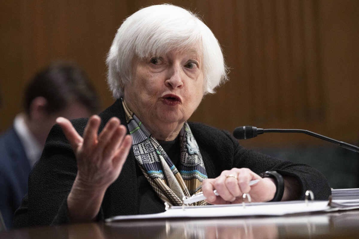 Yellen says bank situation stabilizing, different from 2008