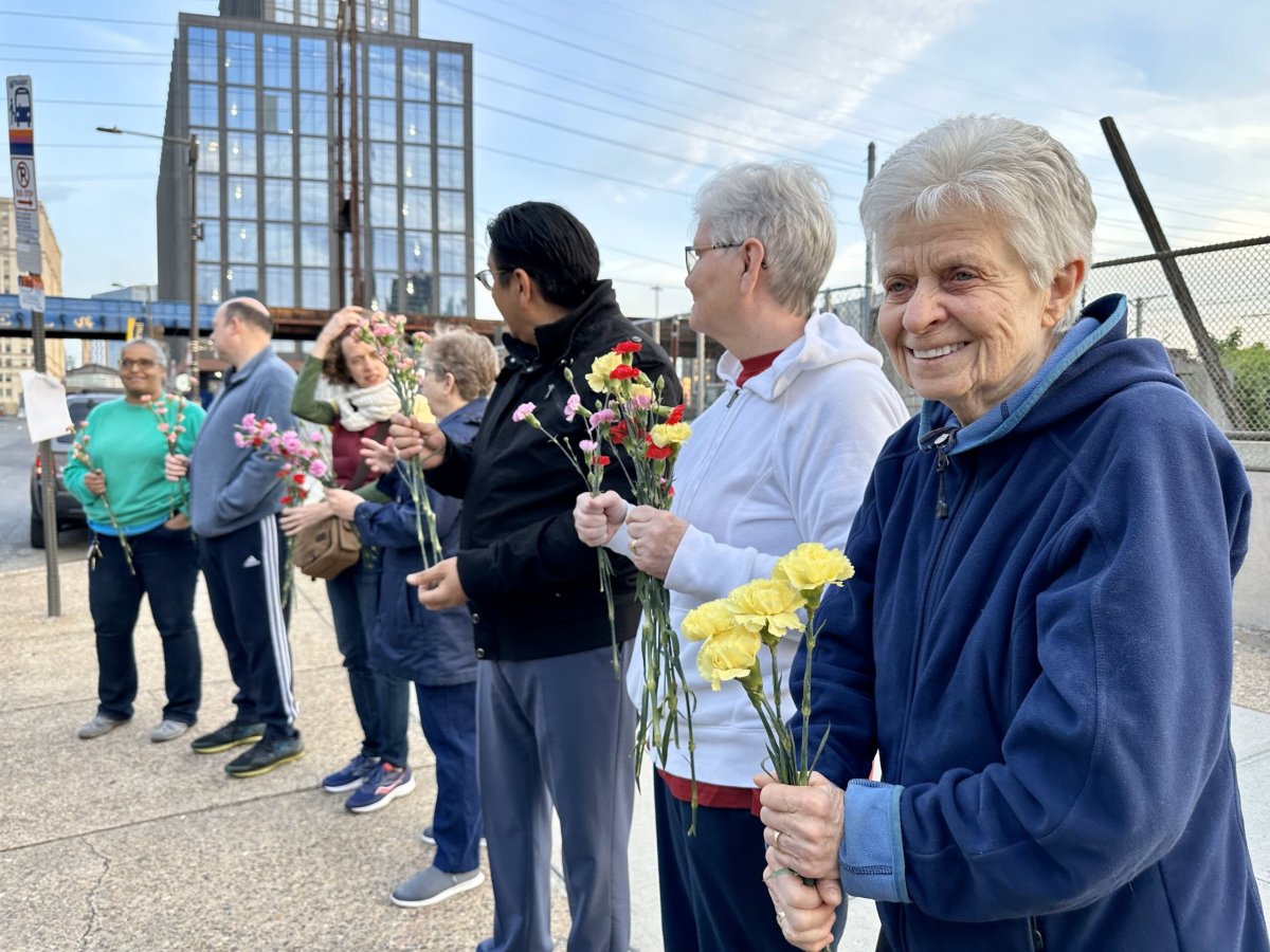 Bus of asylum seekers arrives in Philadelphia from Texas