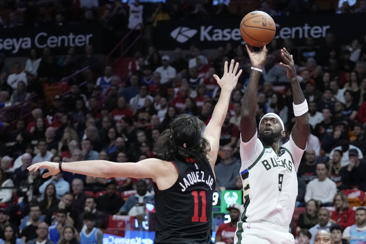 Devin Booker is cheering for Khris Middleton and the Bucks - Los